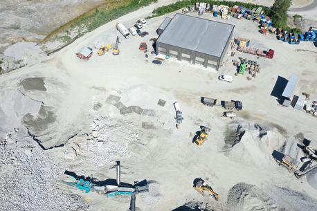 Dronefoto av maskiner på arbeidsområde 