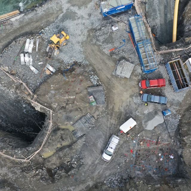Dronefoto av maskiner på anleggsplass for forskjæring av tunnel.
